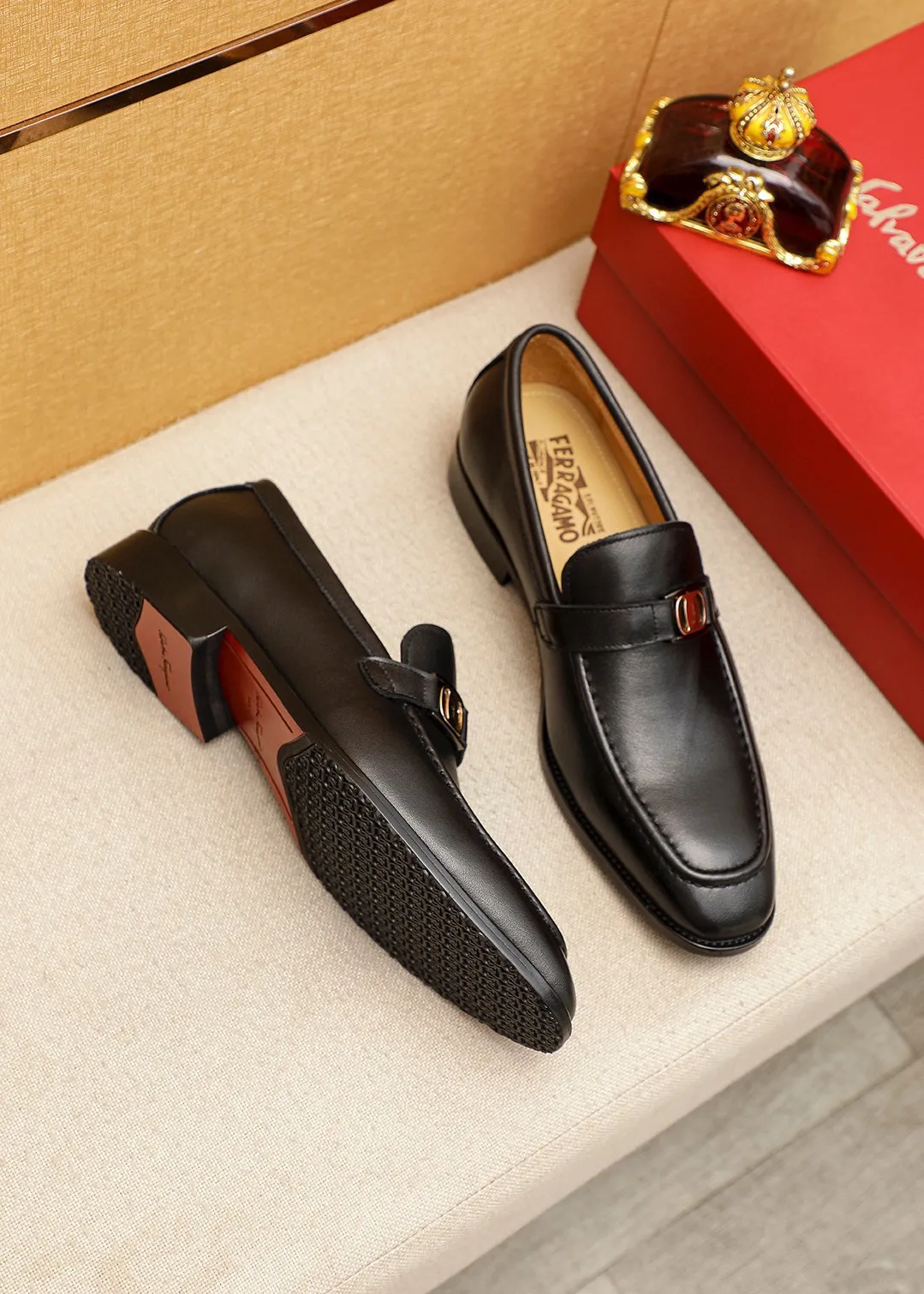 Men's shoes 💰460 💐 Product trademark: Ferragamo "Ferragamo" casual leather shoes Regular size: 38-44 (45.46🉑️customized) Product materials: Selected imported first-layer calfskin upper + luxury hardware buckle, imported water-dyed cowhide leather lining. Strong three-dimensional visual effect, original outsole color: 2⃣️seed leather materials optional